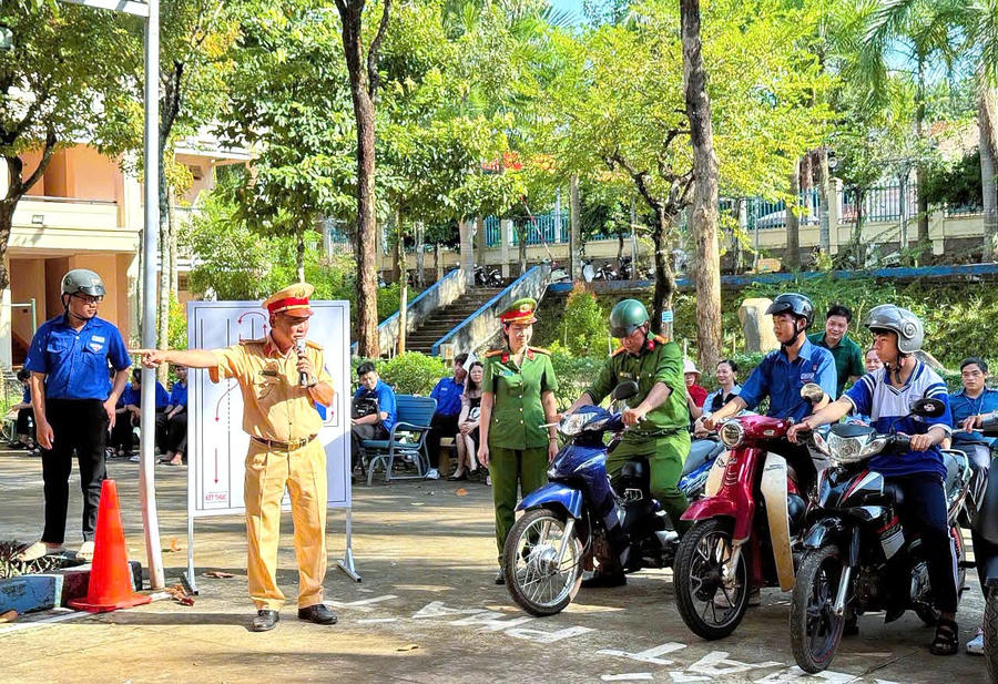 Gần 1.700 giáo viên- học sinh trải nghiệm kỹ năng lái xe an toàn tại Lộc Ninh