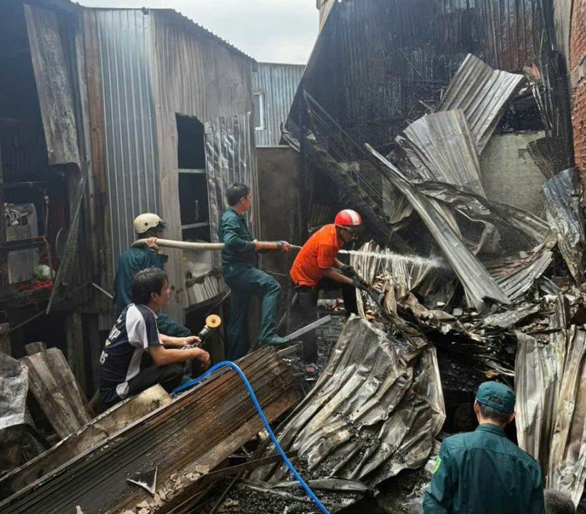 Bình gas phát nổ giữa đám cháy ở An Giang- 6 căn nhà bị hư hại- thiệt hại khoảng 1 tỷ đồng