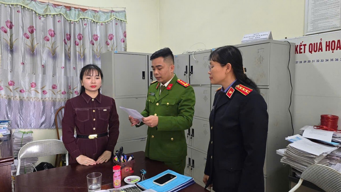 Cơ quan điều tra thi hành các Quyết định tố tụng. (Ảnh: Công an cung cấp).