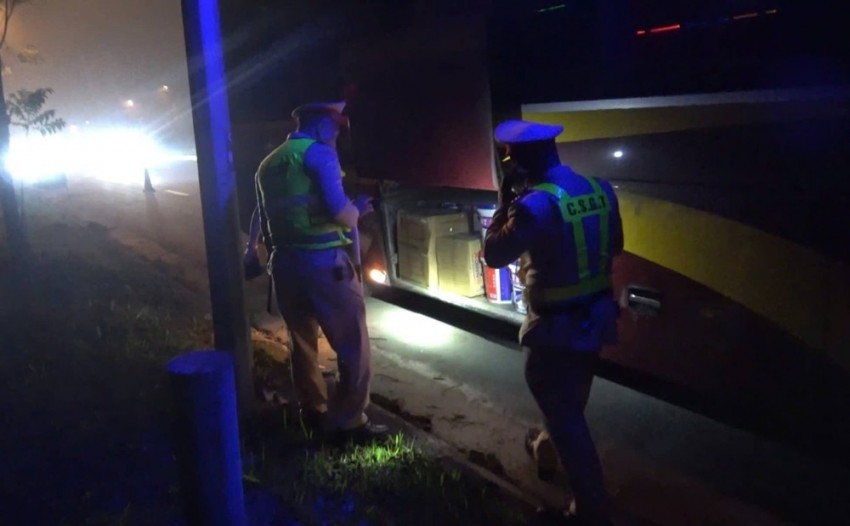 Kiểm tra xe khách, phát hiện thùng hàng lậu không rõ xuất xứ