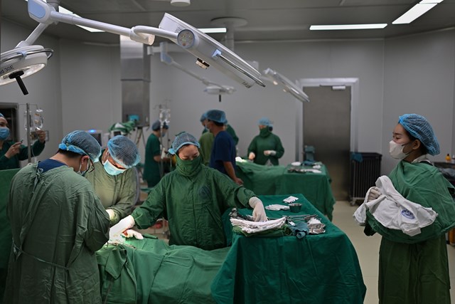 Người lưu giữ những khoảnh khắc thầm lặng của ngành Y qua ống kính nhiếp ảnh - Ảnh 2