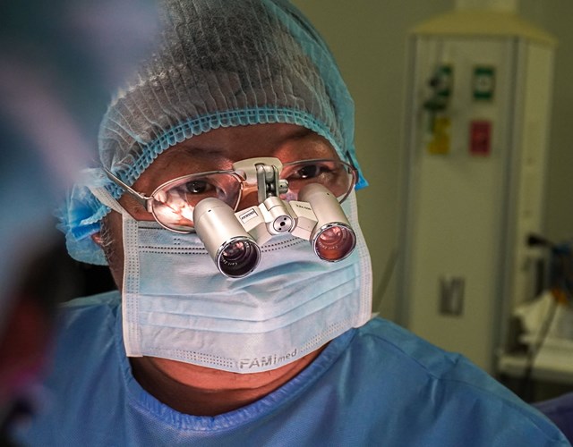 Ph&oacute;ng sự ảnh gh&eacute;p tạng tại Bệnh viện Việt Đức. Ảnh: Phương Hồng