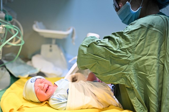 Ảnh ghi nhận tại Bệnh viện Phụ sản Trung ương v&agrave;o m&ugrave;ng 2 tết. Ảnh: Phương Hồng