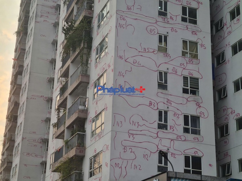 Nhiều toà chung cư xuất hiện những ký tự kỳ lạ gây chú ý ở Hà Nội