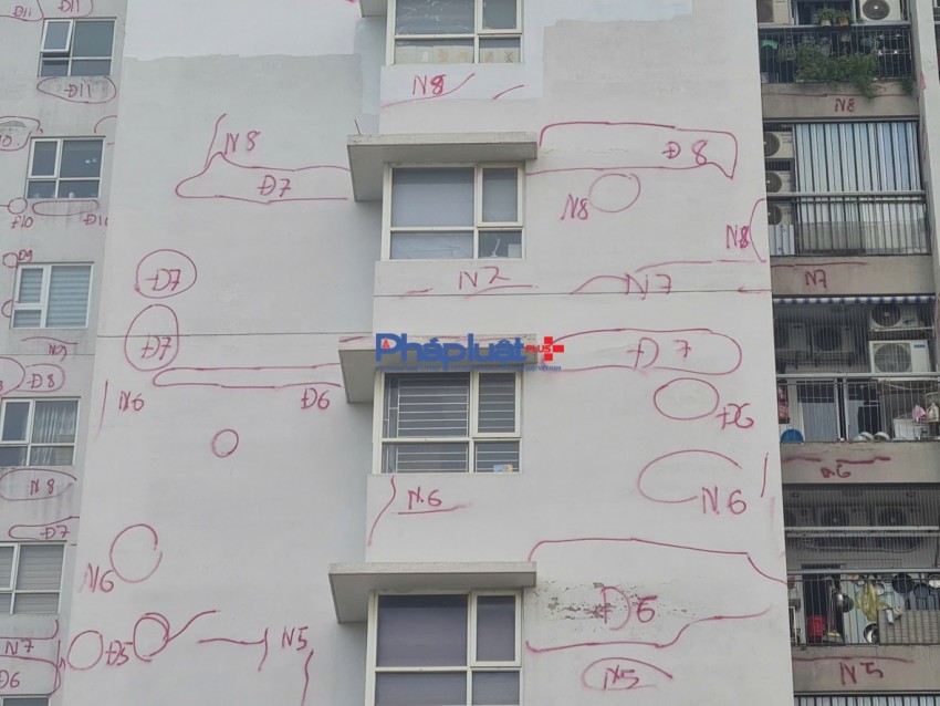 Nhiều toà chung cư xuất hiện những ký tự kỳ lạ gây chú ý ở Hà Nội