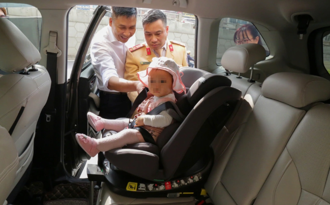 CSGT hướng dẫn cách lắp ghế trẻ em trên ô tô CSGT hướng dẫn cách lắp ghế trẻ em trên ô tô