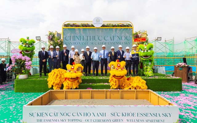 L&atilde;nh đạo x&atilde; Nh&agrave; B&egrave;, Chủ đầu tư Ph&uacute; Long v&agrave; c&aacute;c đối t&aacute;c chiến lược tại lễ cất n&oacute;c dự &aacute;n Essensia Sky. Ảnh: Ph&uacute; Long &nbsp;