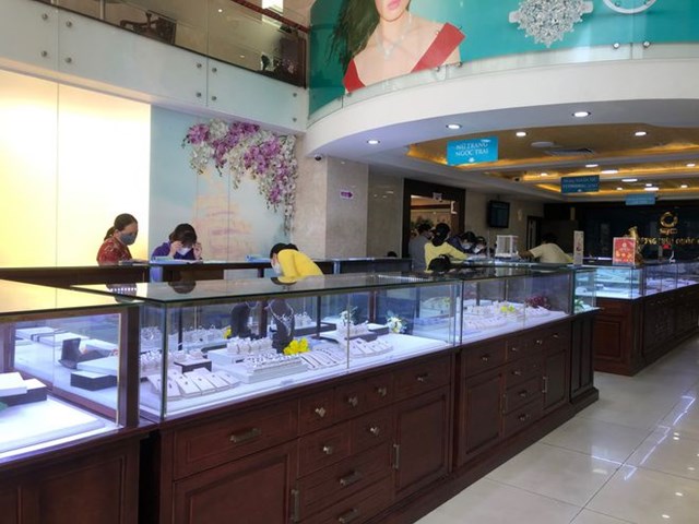 Cảnh vắng vẻ tại C&ocirc;ng ty SJC s&aacute;ng 20.2. ẢNH: T.XU&Acirc;N