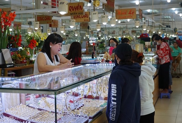 Kh&aacute;ch mua v&agrave;ng tại Trung t&acirc;m V&agrave;ng bạc đ&aacute; qu&yacute; Bến Th&agrave;nh (quận 1) s&aacute;ng 19/2.