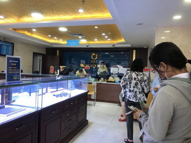 Lượng kh&aacute;ch mua v&agrave;ng trước ng&agrave;y Thần T&agrave;i chỉ tăng nhẹ. ẢNH: T.XU&Acirc;N