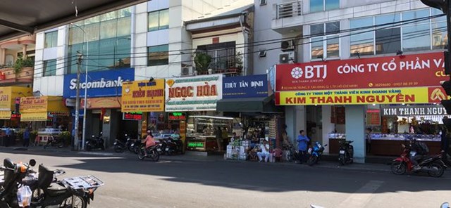 C&aacute;c tiệm v&agrave;ng chợ T&acirc;n Định kh&ocirc;ng c&oacute; kh&aacute;ch v&agrave;o mua trưa ng&agrave;y 20.2. ẢNH: T.X