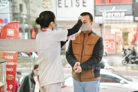 Kh&aacute;ch h&agrave;ng rửa tay, đo th&acirc;n thiệt trước khi v&agrave;o cửa h&agrave;ng.