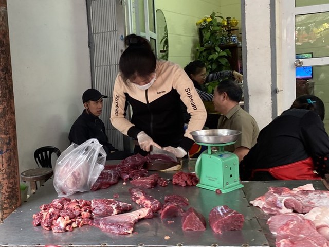 Tiểu thương quan niệm may mắn đầu năm l&agrave; b&aacute;n chạy h&agrave;ng, kh&aacute;ch dễ tĩnh. Do vậy, c&aacute;c quầy nhập h&agrave;ng &iacute;t hơn thường lệ để mong hết h&agrave;ng sớm. Nhiều năm đi chợ, tiểu thương nắm được t&acirc;m l&yacute; t&iacute;ch trữ của người d&acirc;n, nhập h&agrave;ng d&egrave; dặt ng&agrave;y đầu để đ&oacute;n &yacute; kh&aacute;ch