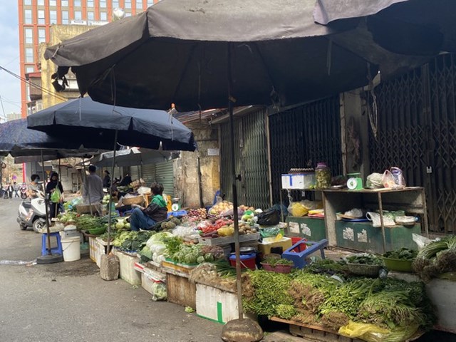 Thời tiết ấm, rau củ quả tươi ngon sẵn h&agrave;ng tại chợ xuy&ecirc;n suốt kỳ nghỉ Tết. Mở h&agrave;ng muộn hơn ng&agrave;y thường khoảng nửa tiếng, tiểu thương chỉ đi chợ s&aacute;ng, số &iacute;t n&aacute;n lại tới qua trưa. Gi&aacute; rau xanh tương đối ổn định&nbsp;