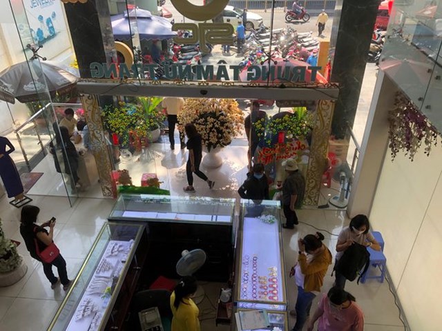 Lượng kh&aacute;ch ra v&agrave;o C&ocirc;ng ty SJC &iacute;t hơn nhiều so với năm ngo&aacute;i. ẢNH: T.XU&Acirc;N