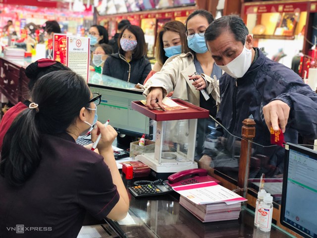 Kh&aacute;ch h&agrave;ng xếp h&agrave;ng chờ tới lượt tại một tiệm v&agrave;ng tr&ecirc;n phố Trần Nh&acirc;n T&ocirc;ng, H&agrave; Nội.