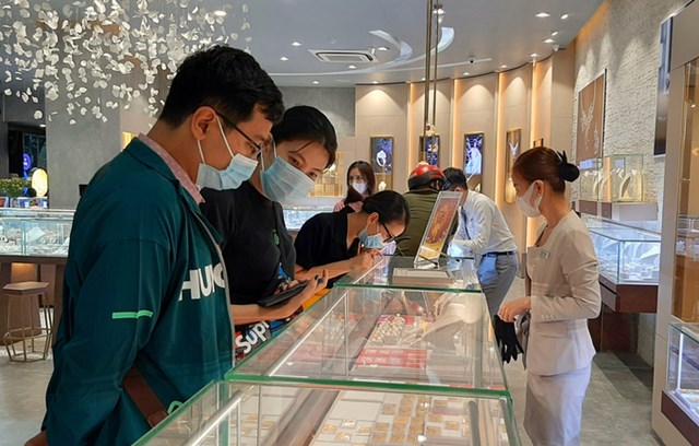 Kh&aacute;ch giao dịch v&agrave;ng miếng tại PNJ Next Hai B&agrave; Trưng.&nbsp;