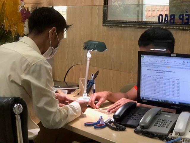 Kh&aacute;ch b&aacute;n v&agrave;ng khi gi&aacute; SJC cao hơn&nbsp;thế giới&nbsp;l&ecirc;n đến 6,8 triệu đồng/lượng. ẢNH: T.XU&Acirc;N