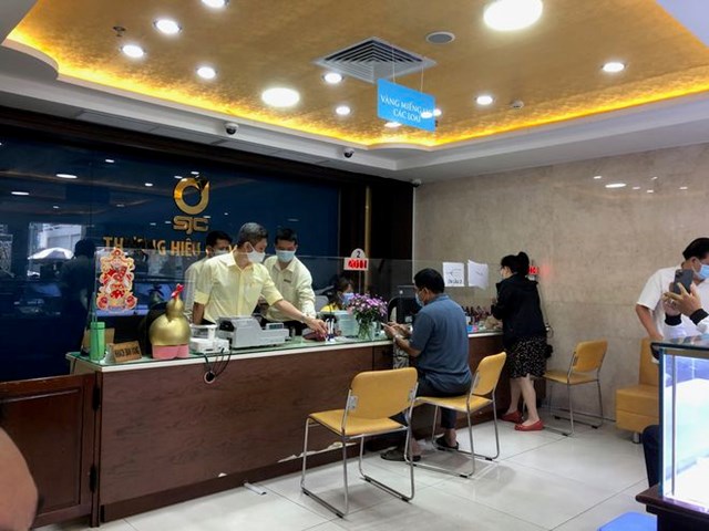 Kh&aacute;ch mua v&agrave;ng dưới 3 lượng. ẢNH: T.XU&Acirc;N