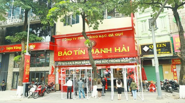 Kh&aacute;ch h&agrave;ng thực hiện kiểm tra&nbsp;nhiệt độ, s&aacute;t khuẩn trước khi v&agrave;o C&ocirc;ng ty Bảo T&iacute;n Mạnh Hải. ẢNH: CH&Iacute; HIẾU