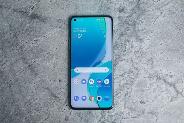 OnePlus 8T ch&iacute;nh h&atilde;ng được giảm 1,6 triệu đồng, c&ograve;n 15,9 triệu đồng. M&aacute;y d&ugrave;ng m&agrave;n h&igrave;nh 6,55 inch, độ ph&acirc;n giải Full HD+, tần số qu&eacute;t 120 Hz. Phần đục lỗ ph&iacute;a trước chứa camera selfie 16 MP. M&aacute;y được trang bị chip Snapdragon 865, RAM 12 GB v&agrave; bộ nhớ trong 256 GB. Sản phẩm sở hữu vi&ecirc;n pin dung lượng 4.500 mAh, hỗ trợ sạc nhanh 65 W.