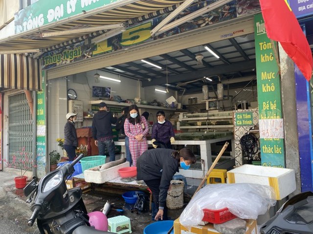 Đổi m&oacute;n với hải sản, nhiều gia đ&igrave;nh chọn mua t&ocirc;m, c&aacute;, bề bề, ngao, &hellip; cho bữa cơm ng&agrave;y Tết. C&aacute;c quầy hải sản ho&agrave;n to&agrave;n vắng b&oacute;ng mực. T&ocirc;m s&uacute; 750.000 đồng/ kg, bề bề 600.000 đồng/kg, c&aacute; c&aacute;c loại 200.000 &ndash; 400.000 đồng/kg. Chị B&iacute;ch Thuỷ (Đống Đa, H&agrave; Nội) cho rằng chất lượng hải sản chưa tương xứng với gi&aacute;, tuy nhi&ecirc;n ng&agrave;y Tết kh&ocirc;ng c&oacute; nhiều lựa chọn