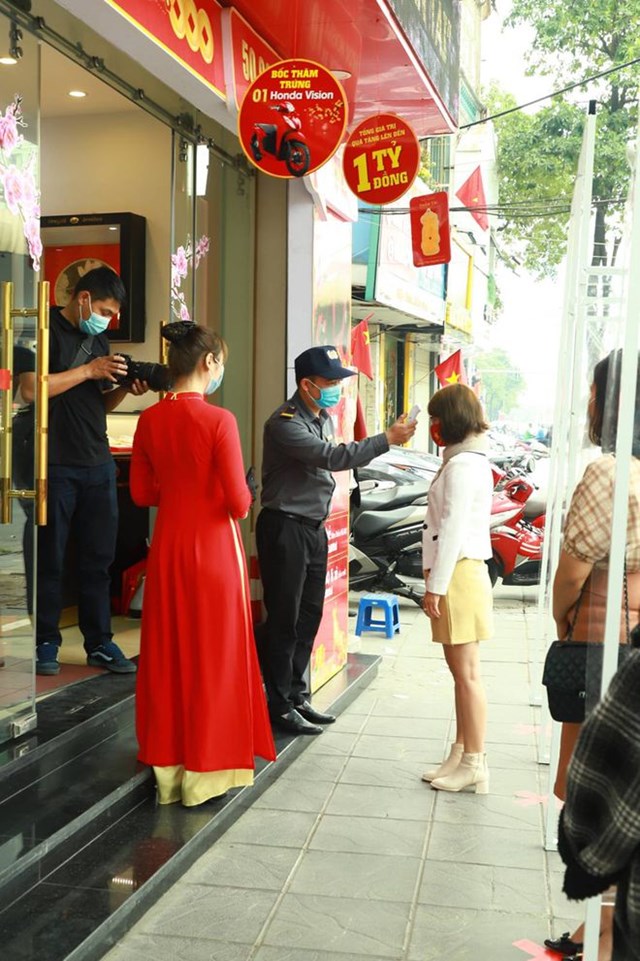 Tiệm v&agrave;ng kiểm tra th&acirc;n nhiệt kh&aacute;ch h&agrave;ng trước khi v&agrave;o mua. ẢNH: CH&Iacute; HIẾU