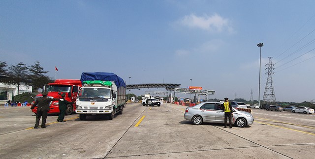 C&aacute;c phương tiện vận chuyển h&agrave;ng h&oacute;a ra v&agrave;o TP Hải Ph&ograve;ng, đặc biệt l&agrave; phương tiện đến từ Hải Dương, đều bị kiểm so&aacute;t chặt - Ảnh: Tiến Thắng