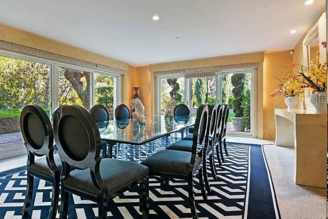 Ph&ograve;ng ăn ch&iacute;nh rộng lớn, trang trọng với những gam m&agrave;u bắt mắt được kết hợp tinh tế. C&aacute;c &ocirc; cửa k&iacute;nh xung quanh đem đến &aacute;nh s&aacute;ng tự nhi&ecirc;n v&agrave; cảnh sắc s&acirc;n vườn.