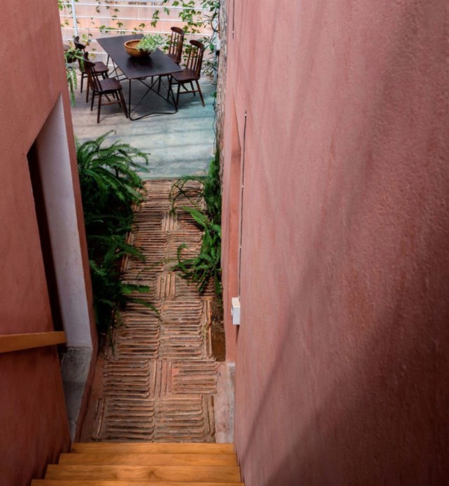 C&aacute;c kiến ​​tr&uacute;c sư đ&atilde; sử dụng gạch cũ để l&aacute;t lối đi v&agrave; ngăn nước trồng c&acirc;y l&agrave;m ướt ch&acirc;n hoặc gi&agrave;y d&eacute;p.&nbsp; &nbsp;