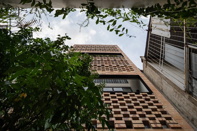 Đơn vị thiết kế nhận thấy sự độc đ&aacute;o của khu vực, mặt tiền hướng ra kh&ocirc;ng gian rộng lớn của nh&agrave; xưởng cao hơn nh&agrave; hiện hữu 2 tầng nhưng được bao bọc bởi tường r&agrave;o v&agrave; c&oacute; dạng m&aacute;i dốc bao quanh. &nbsp;