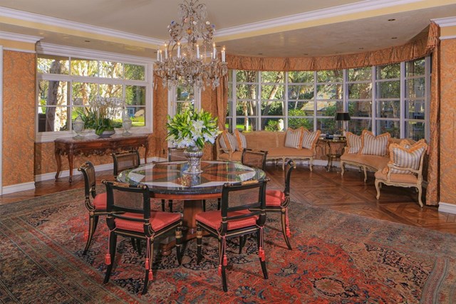 Khu vực ăn uống rộng lớn, nổi bật với chiếc đ&egrave;n ch&ugrave;m tinh xảo. C&aacute;c khung cửa k&iacute;nh bao quanh đem đến &aacute;nh s&aacute;ng tự nhi&ecirc;n v&agrave; cảnh sắc s&acirc;n vườn.