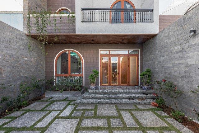 To&agrave;n bộ phần m&oacute;ng v&agrave; cột đều được giữ lại để hạn chế ảnh hưởng đến kết cấu của ng&ocirc;i nh&agrave;. Những bức tường ngăn c&aacute;ch giữa c&aacute;c ng&ocirc;i nh&agrave; cũ được x&oacute;a bỏ, mang đến những kh&ocirc;ng gian rộng lớn v&agrave; li&ecirc;n th&ocirc;ng, đ&aacute;p ứng đầy đủ nhu cầu ở l&acirc;u d&agrave;i của gia chủ. &nbsp;