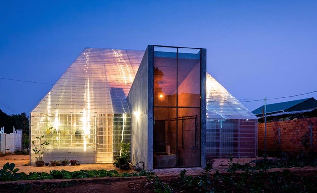 Ng&ocirc;i nh&agrave; n&agrave;y từng bị bỏ hoang trong hơn 20 năm, khi c&aacute;c th&agrave;nh vi&ecirc;n trong gia đ&igrave;nh chuyển đến một nơi kh&aacute;c sinh sống. Khi họ quyết định quay trở lại, họ muốn x&acirc;y dựng một ng&ocirc;i nh&agrave; mới giống hệt nh&agrave; cũ trước đ&acirc;y. Nhưng sau thời gian d&agrave;i, ng&ocirc;i nh&agrave; đ&atilde; kh&ocirc;ng thể che nắng che mưa. &nbsp;