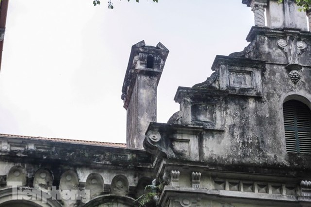 &nbsp;Ống kh&oacute;i l&ograve; sưởi b&ecirc;n tr&ecirc;n m&aacute;i dinh thự.