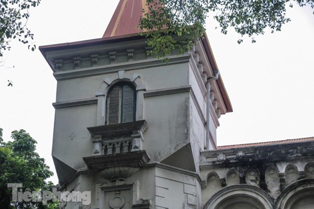 Lớp ố v&agrave;ng, r&ecirc;u phong b&aacute;m đầy tr&ecirc;n căn biệt thự trăm tuổi.