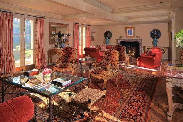 Ph&ograve;ng kh&aacute;ch tho&aacute;ng đ&atilde;ng, tr&agrave;n ngập &aacute;nh s&aacute;ng tự nhi&ecirc;n, được trang ho&agrave;ng với h&agrave;ng loạt nội thất sang trọng, cầu kỳ, mang những gam m&agrave;u n&oacute;ng, nổi bật.