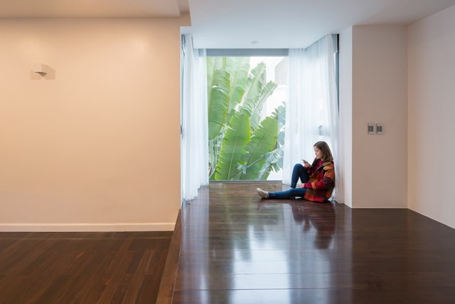 Sau gần 2 năm cải tạo, ng&ocirc;i nh&agrave; cuối c&ugrave;ng đ&atilde; được ho&agrave;n thiện, thỏa m&atilde;n những mong đợi ban đầu. C&aacute;c yếu tố về c&acirc;y xanh, th&ocirc;ng gi&oacute;, &aacute;nh s&aacute;ng, mặt nước cũng đ&atilde; tạo ra những thay đổi đ&aacute;ng ngạc nhi&ecirc;n.&nbsp; &nbsp;