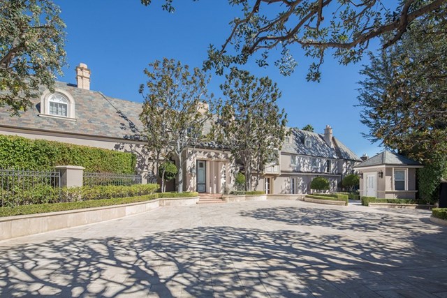 Căn biệt thự c&oacute; diện t&iacute;ch gần 2.500 m2 với 8 ph&ograve;ng ngủ v&agrave; 15 ph&ograve;ng tắm. B&ecirc;n cạnh ng&ocirc;i nh&agrave; ch&iacute;nh cho gia chủ, khu&ocirc;n vi&ecirc;n bất động sản n&agrave;y c&ograve;n c&oacute; 2 nh&agrave; nghỉ cho kh&aacute;ch khứa đến ở lại.