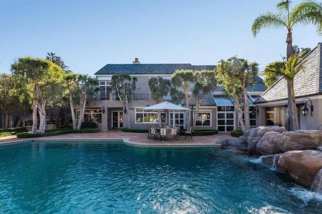 Bất động sản toạ lạc tại khu Beverly Hills gi&agrave;u c&oacute; của th&agrave;nh phố Los Angeles, được ho&agrave;n thiện v&agrave;o năm 1988 với phong c&aacute;ch kiến tr&uacute;c ch&acirc;u &Acirc;u.