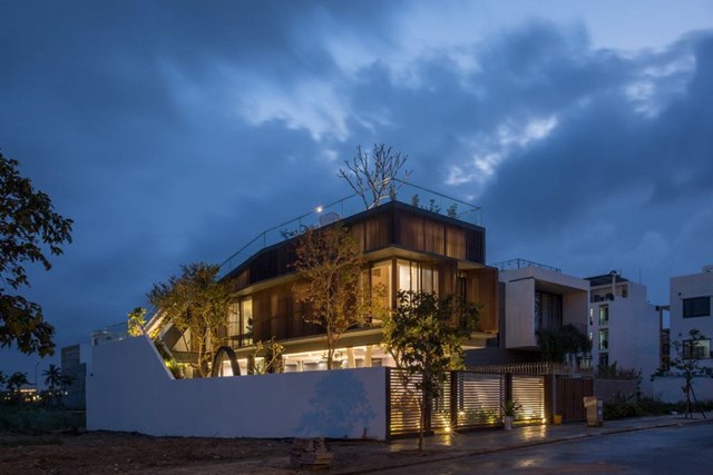 Việc trồng c&acirc;y tr&ecirc;n m&aacute;i kh&ocirc;ng chỉ gi&uacute;p c&oacute; th&ecirc;m kh&ocirc;ng gian xanh m&agrave; c&ograve;n phần n&agrave;o giảm bức xạ nhiệt l&ecirc;n m&aacute;i b&ecirc; t&ocirc;ng, giữ bề mặt b&ecirc; t&ocirc;ng lu&ocirc;n ổn định về nhiệt, tr&aacute;nh nứt g&atilde;y.