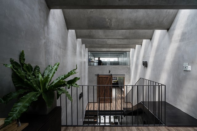 Để mang lại c&aacute;c &ldquo;khoảng trống&rdquo; một c&aacute;ch tối ưu, đội ngũ kiến tr&uacute;c sư sử dụng c&aacute;c thanh ngang h&igrave;nh tứ gi&aacute;c, tạo c&aacute;c mặt nghi&ecirc;ng theo hướng ngược lại của &aacute;nh s&aacute;ng theo thời gian. &nbsp;