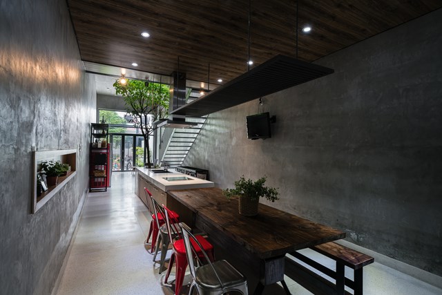 Ph&ograve;ng bếp trở th&agrave;nh kh&ocirc;ng gian ch&iacute;nh, mở rộng kh&ocirc;ng gian c&ocirc;ng cộng của ng&ocirc;i nh&agrave;. &nbsp;