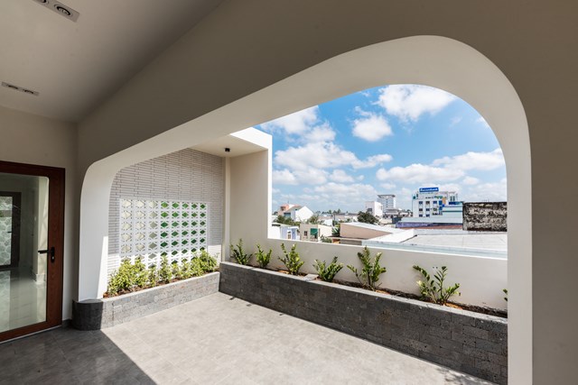 M&aacute;i đầu hồi v&agrave; v&ograve;m cong gợi l&ecirc;n những k&yacute; ức quen thuộc về những ng&ocirc;i nh&agrave; cổ m&agrave; vẫn giữ được n&eacute;t h&agrave;i h&ograve;a với kh&ocirc;ng gian xung quanh.