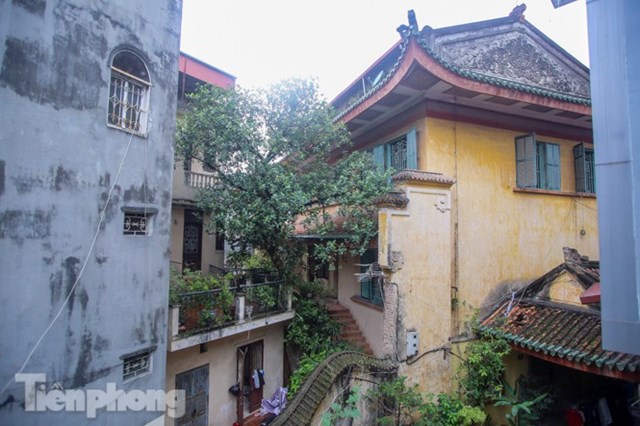 Căn dinh thự Ph&aacute;p cổ của &ocirc;ng ho&agrave;ng Bảo Đại, vị vua cuối c&ugrave;ng của triều Nguyễn nằm trong một con ng&otilde; tr&ecirc;n phố Ngọc H&agrave; (Ba Đ&igrave;nh, H&agrave; Nội).