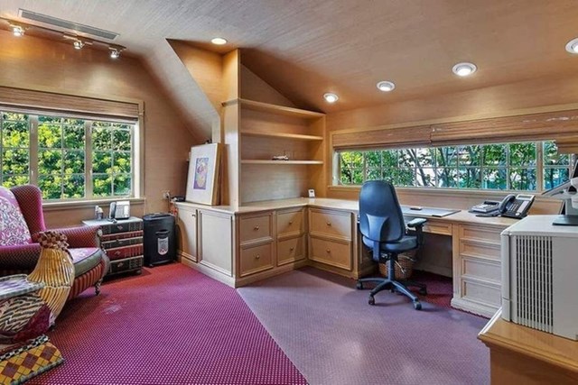 Ph&ograve;ng l&agrave;m việc nhỏ gọn được l&aacute;t gỗ để tạo cảm gi&aacute;c sang trọng v&agrave; ấm c&uacute;ng.