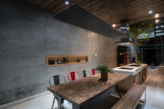 Thiết kế bếp làm không gian chính trong ngôi nhà chỉ có bề ngang 4 m - Ảnh 1