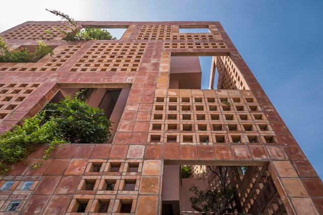 Trong bối cảnh đậm chất văn h&oacute;a của ng&ocirc;i l&agrave;ng, việc sử dụng vật liệu địa phương được nh&oacute;m thiết kế ưu ti&ecirc;n. Ngo&agrave;i ra, chủ sở hữu l&agrave; một chuy&ecirc;n gia gốm sứ, do đ&oacute; VTN Architects đ&atilde; c&oacute; thể tận dụng lợi thế của vật liệu. Gốm c&oacute; t&iacute;nh thẩm mỹ v&agrave; độ bền cao, ph&ugrave; hợp với lớp vỏ b&ecirc;n ngo&agrave;i của c&ocirc;ng tr&igrave;nh. To&agrave;n bộ mặt tiền được l&agrave;m ho&agrave;n to&agrave;n bằng gạch gốm.