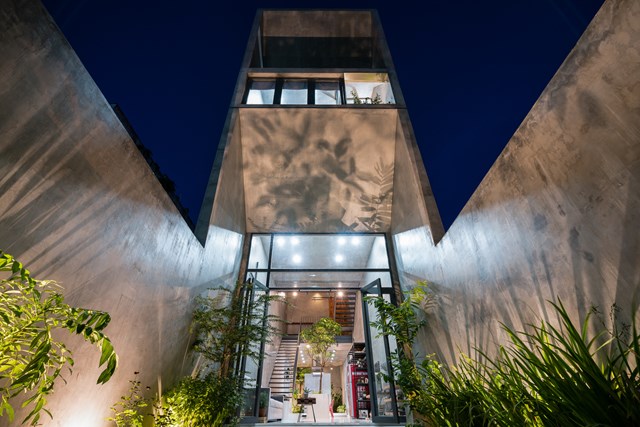 Người con trai y&ecirc;u cầu một căn ph&ograve;ng c&oacute; thể mở tối đa, c&oacute; tầm nh&igrave;n tho&aacute;ng ra ph&iacute;a trước, nơi anh c&oacute; thể s&aacute;ng tạo v&agrave; l&agrave;m một studio nhỏ gắn liền với kh&ocirc;ng gian sống của m&igrave;nh. Mẹ anh y&ecirc;u cầu một kh&ocirc;ng gian rộng để l&agrave;m bếp bởi chủ nh&agrave; thường xuy&ecirc;n đ&oacute;n kh&aacute;ch cuối tuần, d&ugrave; căn nh&agrave; chỉ rộng ngang 4 m. &nbsp;