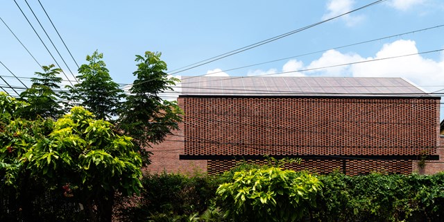 Gạch đỏ được sử dụng cho to&agrave;n bộ b&ecirc;n ngo&agrave;i ng&ocirc;i nh&agrave;, tạo sự nổi bật. &nbsp;